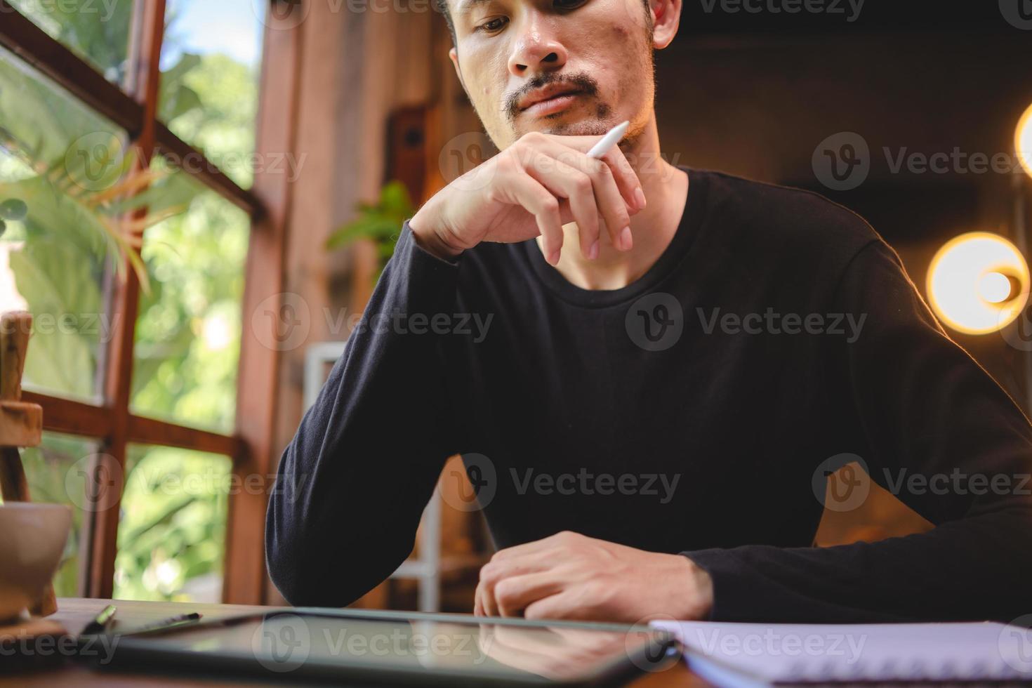 uso de tecnología de tableta digital profesional para escribir un trabajo de negocios, comunicación moderna en el ciberespacio de pantalla en línea, escritura a mano a través de un bolígrafo blanco, estilo de vida con la misma computadora portátil o portátil usando foto