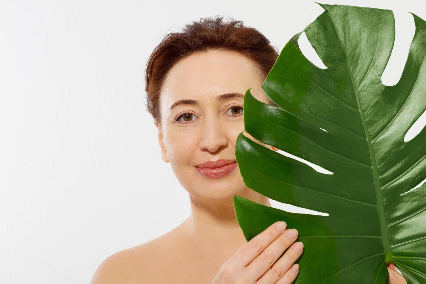 retrato de rostro de mujer de mediana edad de arrugas de belleza. concepto de spa y antienvejecimiento aislado sobre fondo blanco. cirugía plástica e inyecciones faciales de colágeno. arrugas y menopausia. copie el espacio foto