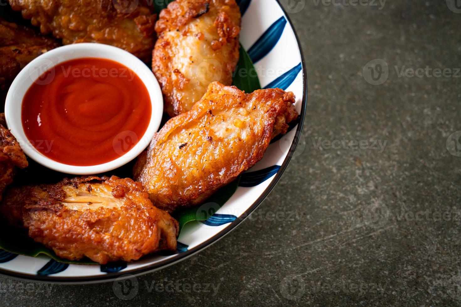 pollo frito crujiente con salsa de pescado foto