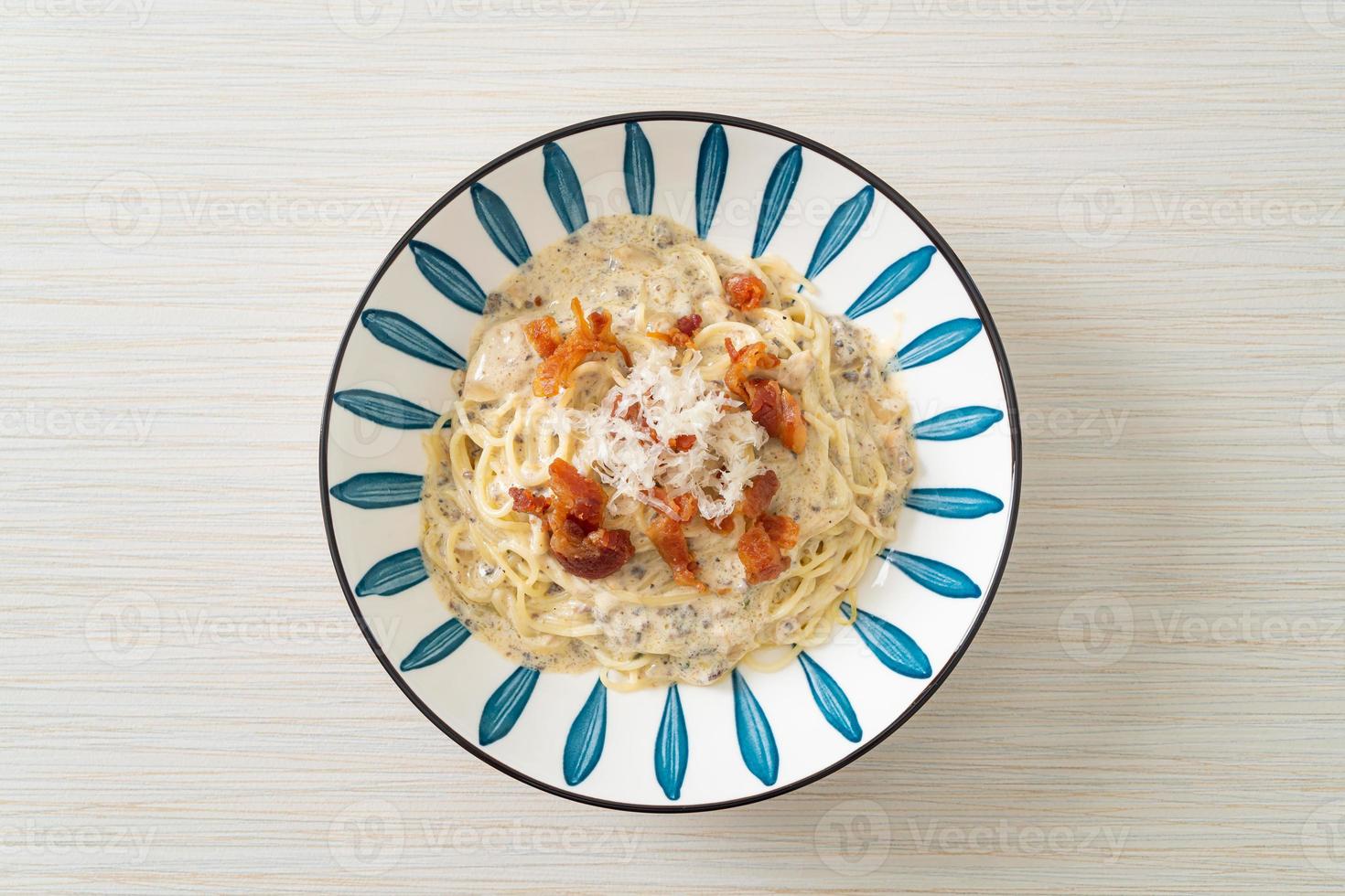 spaghetti with truffle cream sauce and mushroom photo