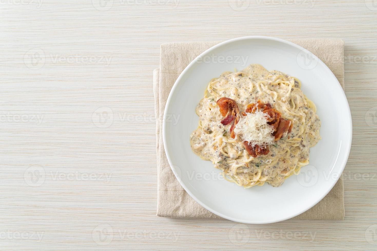 spaghetti with truffle cream sauce and mushroom photo