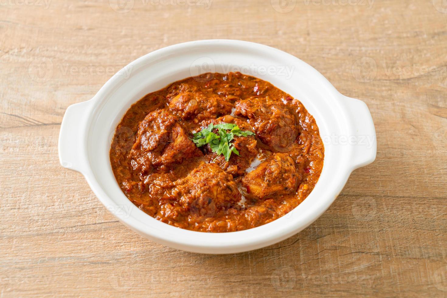 pollo tikka masala curry picante comida de carne con roti o pan naan foto