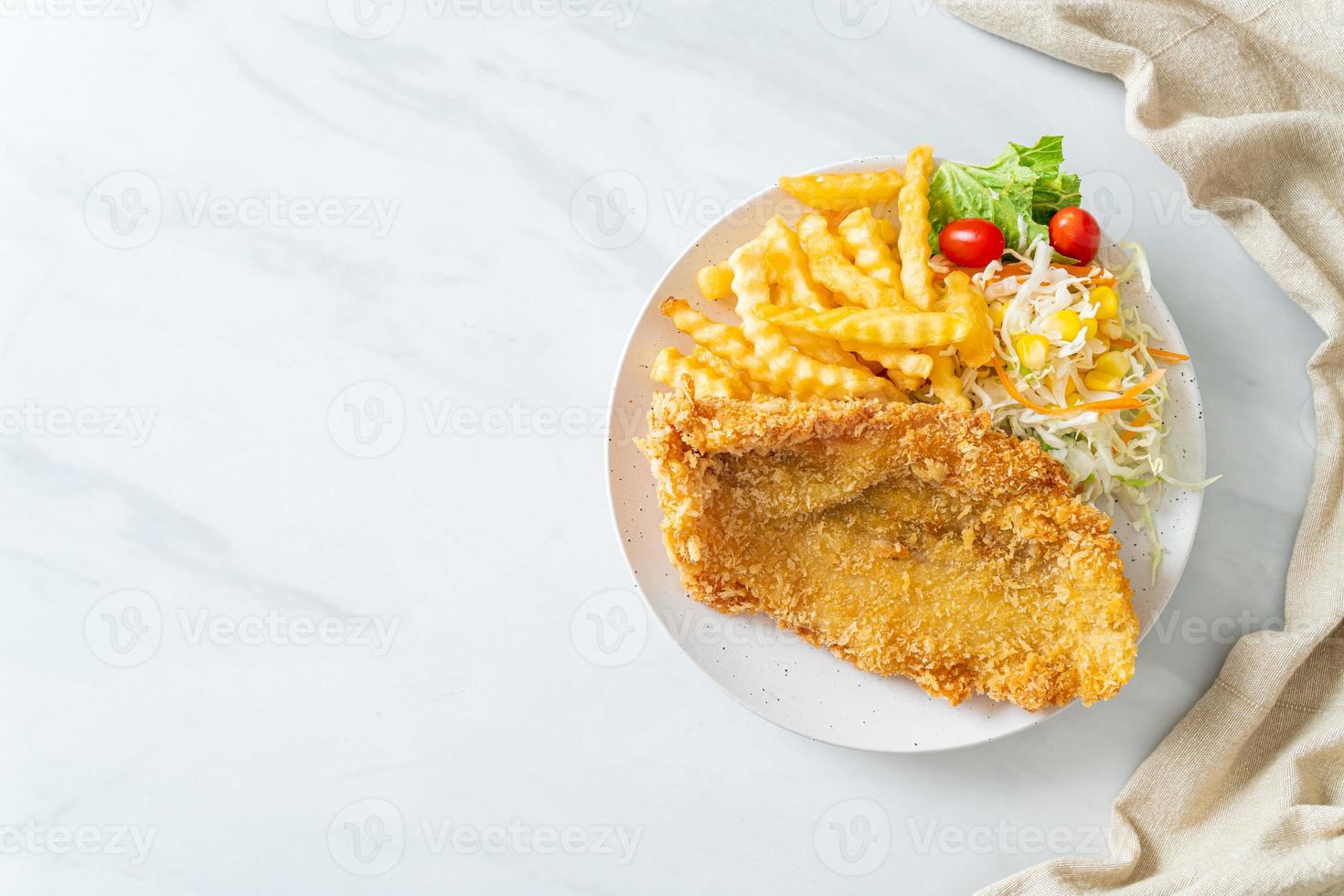 patatas fritas y pescado frito foto