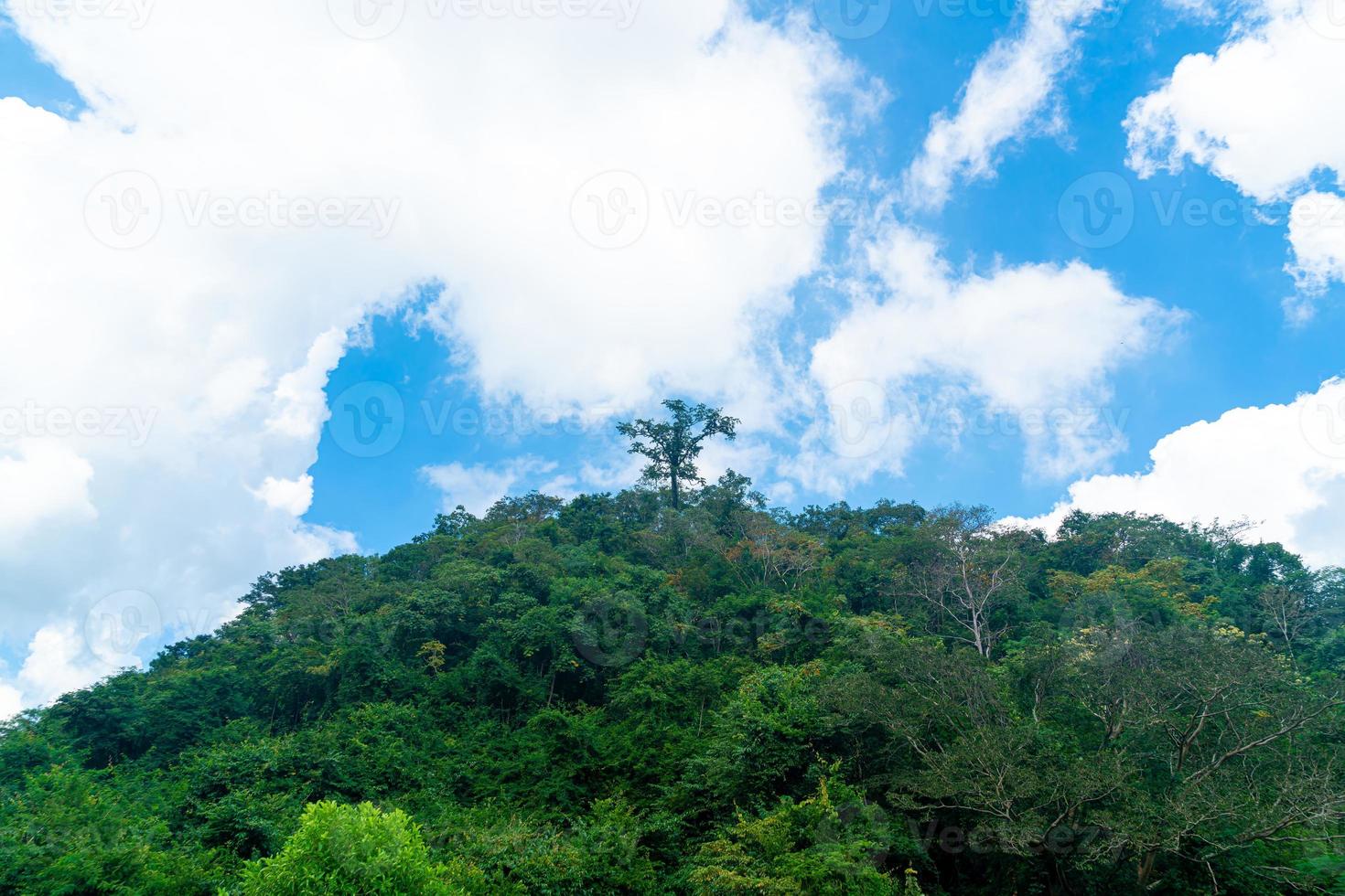 cima de una colina con hermoso cielo y nubes foto