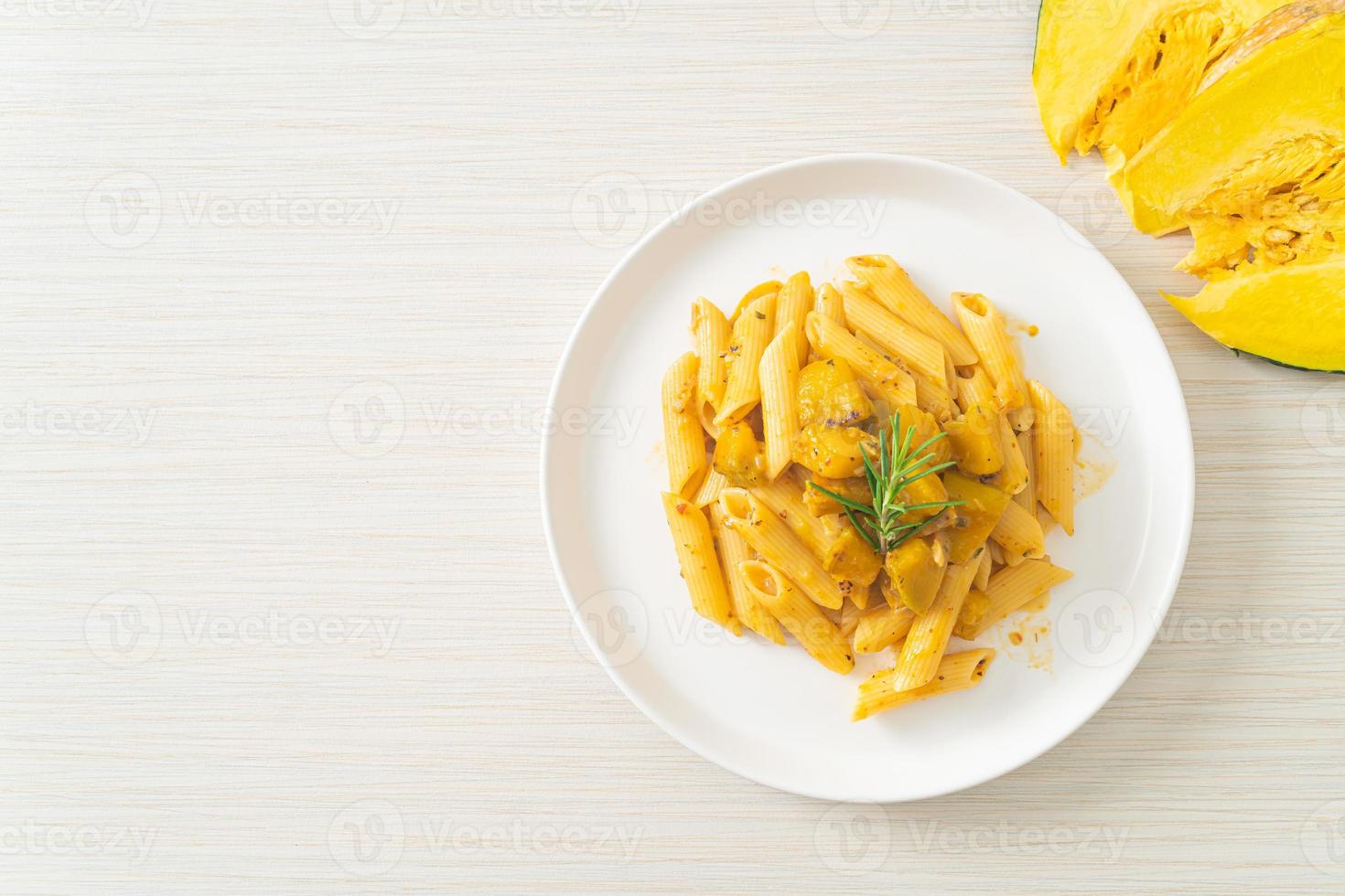 pasta penne de calabaza salsa alfredo foto