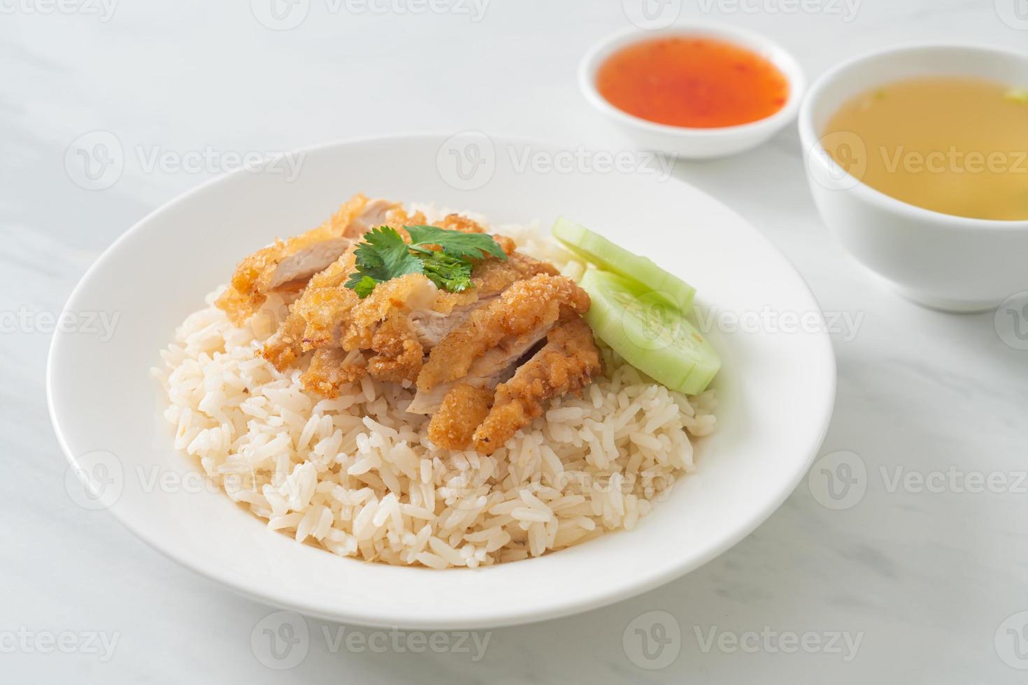 arroz al vapor con pollo frito o arroz con pollo hainanés foto