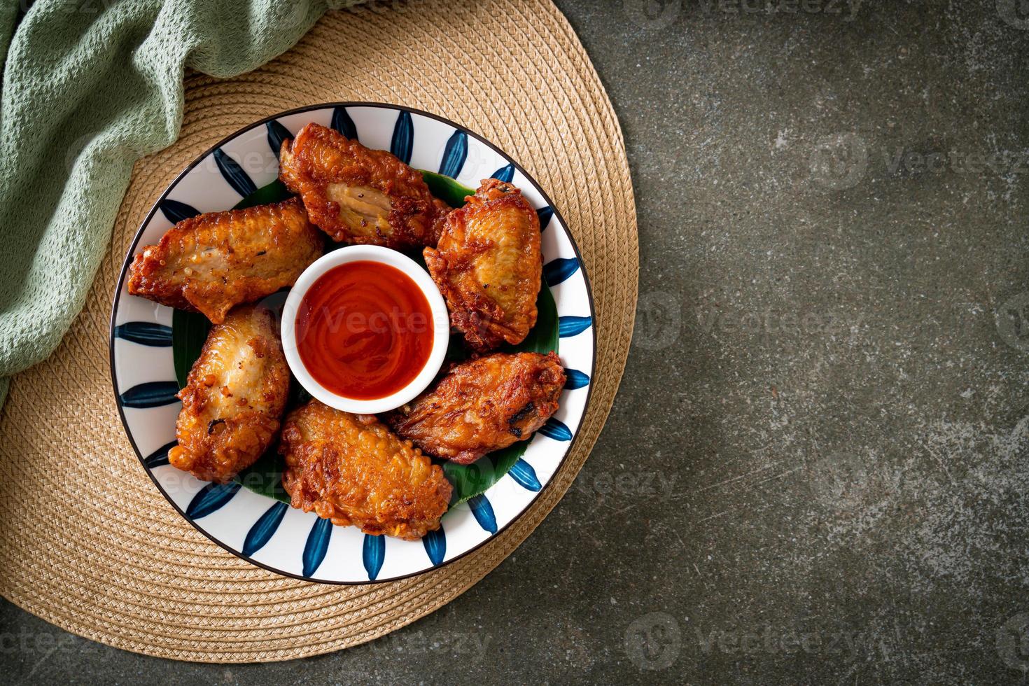 pollo frito crujiente con salsa de pescado foto