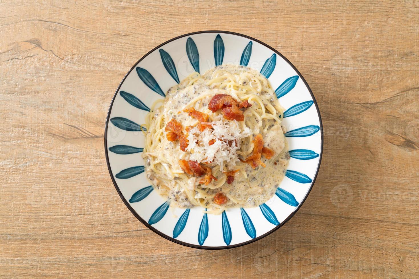 spaghetti with truffle cream sauce and mushroom photo