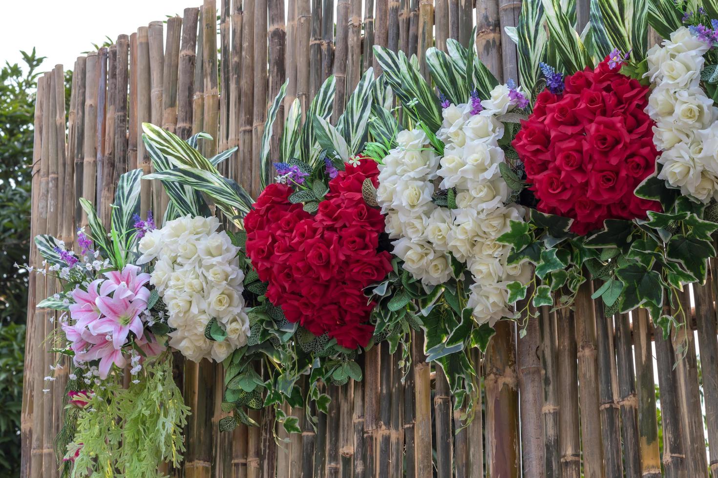 ramo de rosas artificiales con bambú. foto