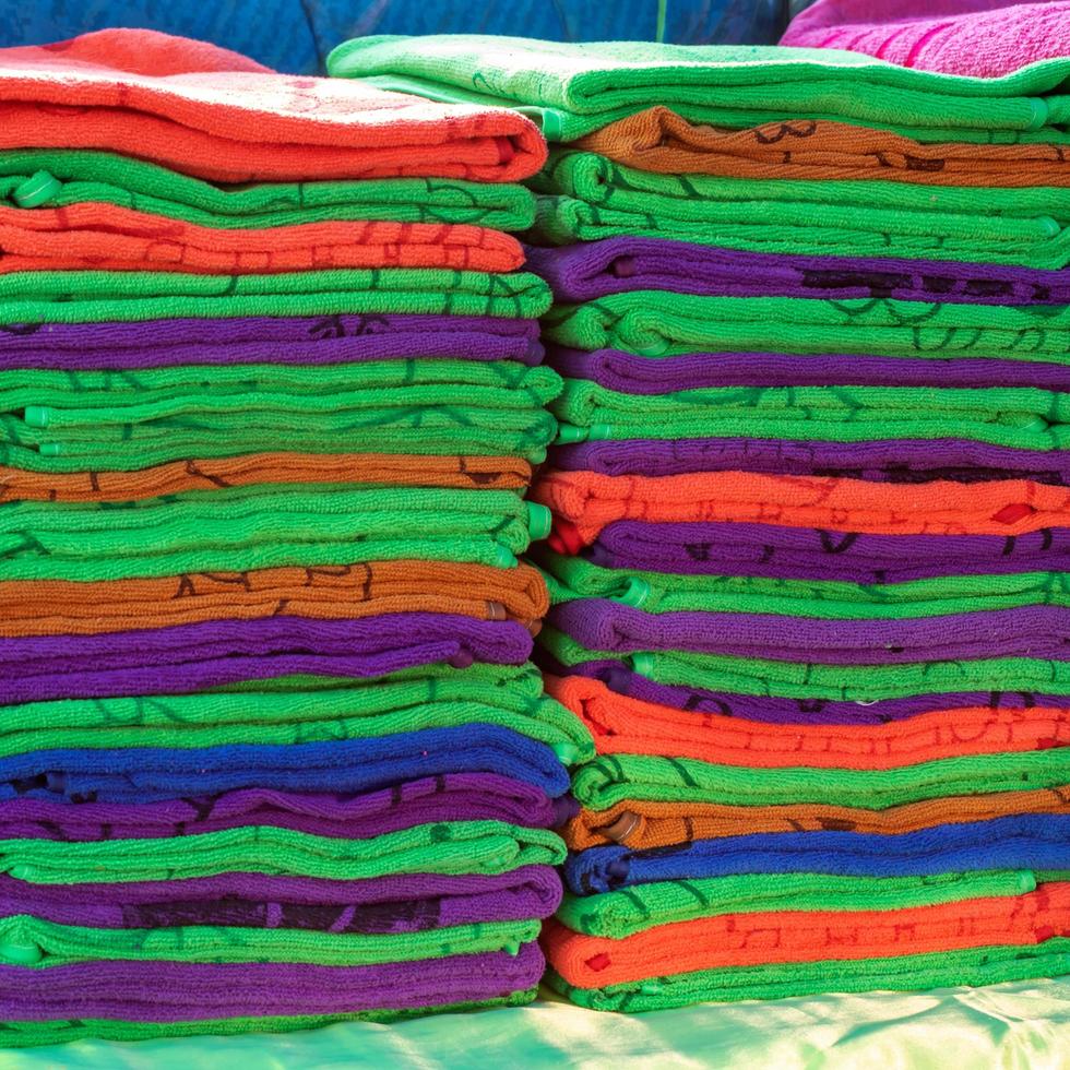 muchas toallas coloridas dobladas. foto