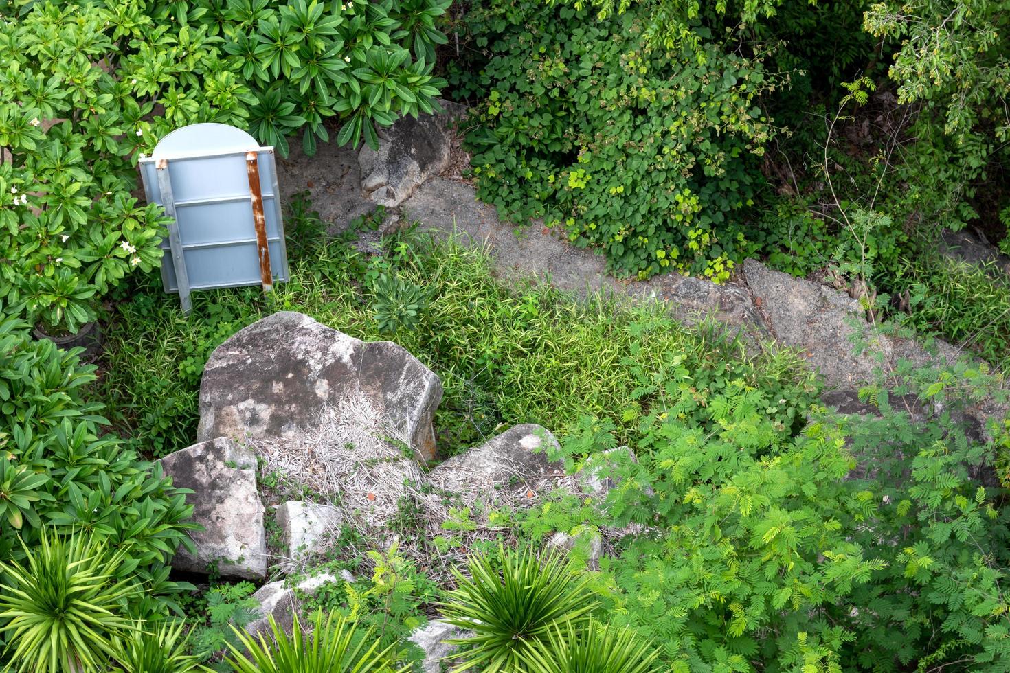 por encima de los jardines de rocas, arbustos, pastos. foto