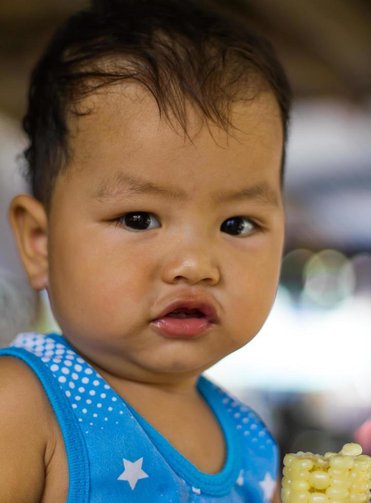 caras curiosas y sonrientes de niños foto