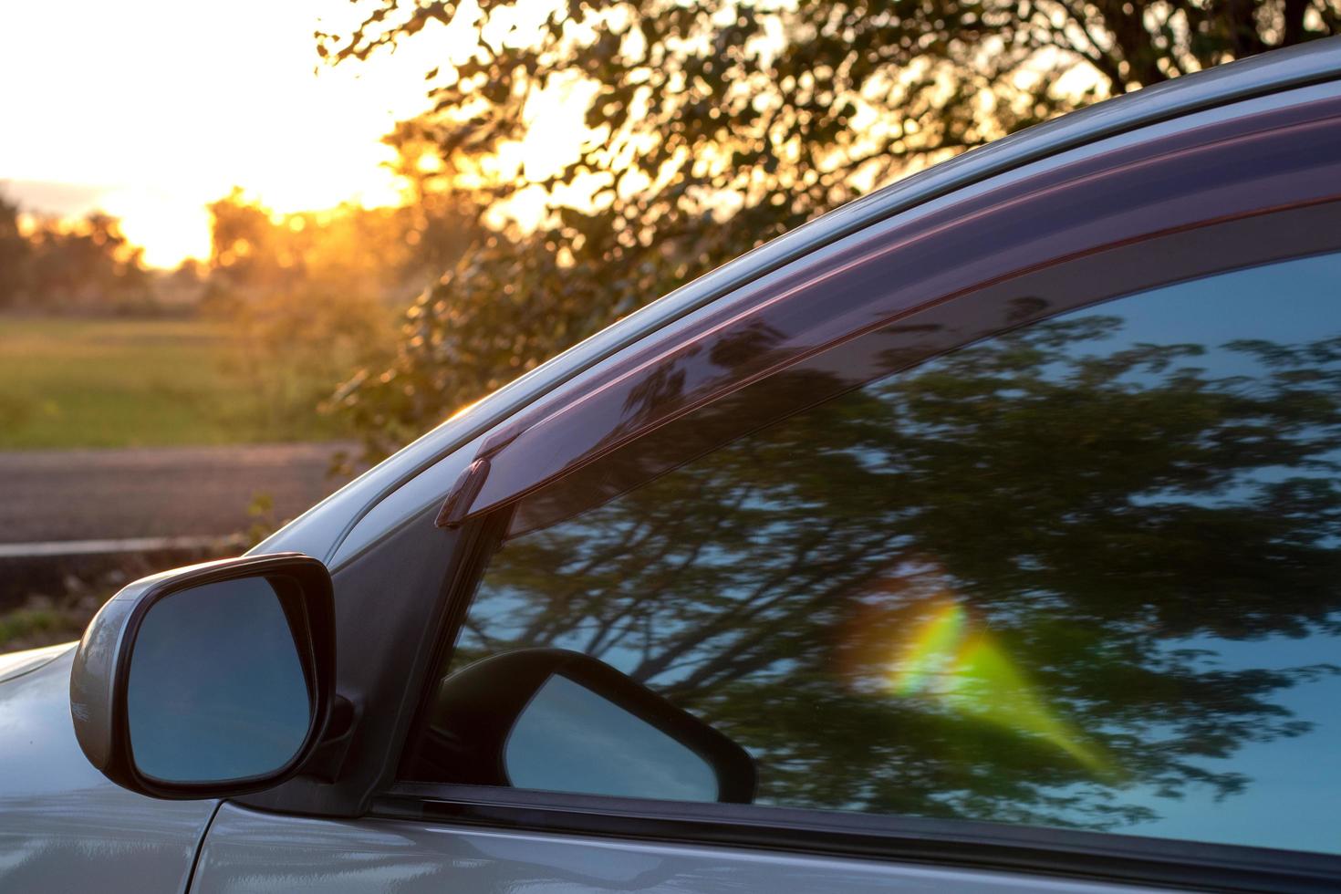 amanecer temprano en la mañana, reflejando el espejo fuera del auto. foto