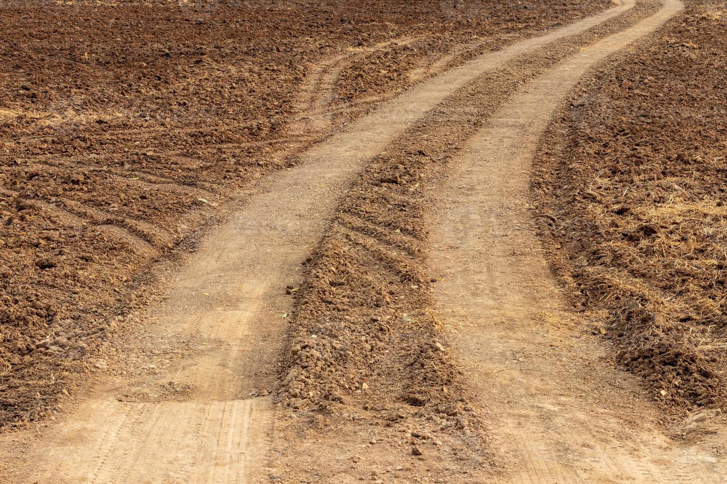 Huellas de rueda en el suelo de la agricultura rural. foto