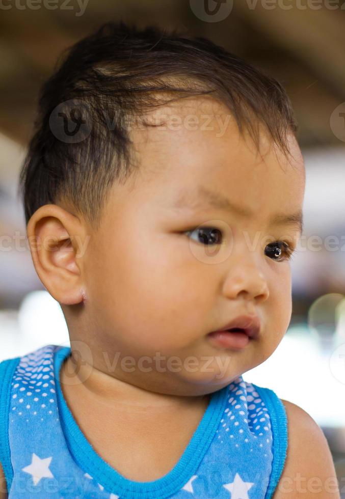 caras curiosas y sonrientes de niños foto