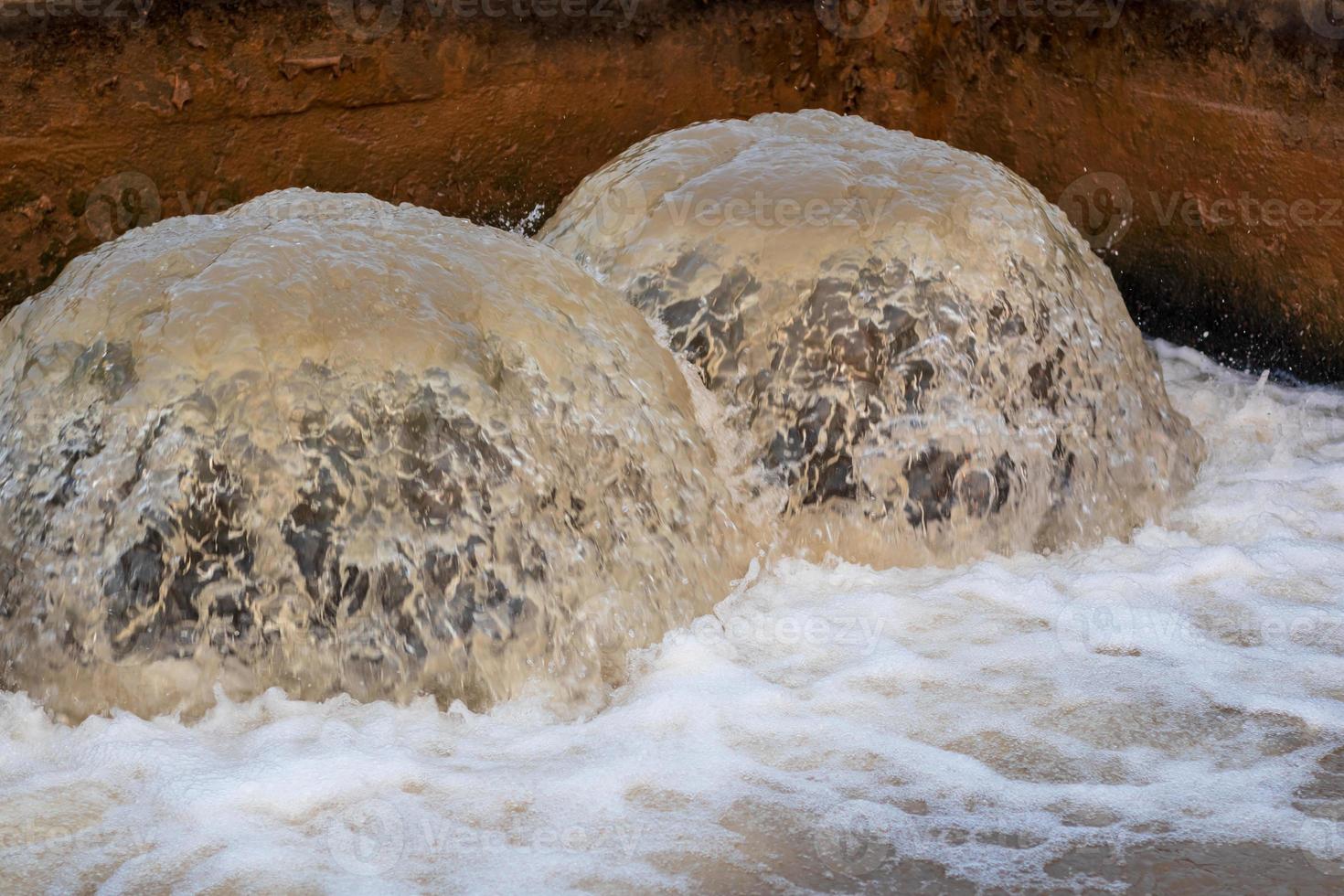 el agua fluyó e inundó severamente la tubería. foto