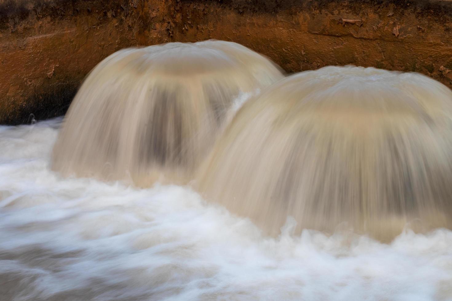 The water flowed and flooded the pipe severely. photo