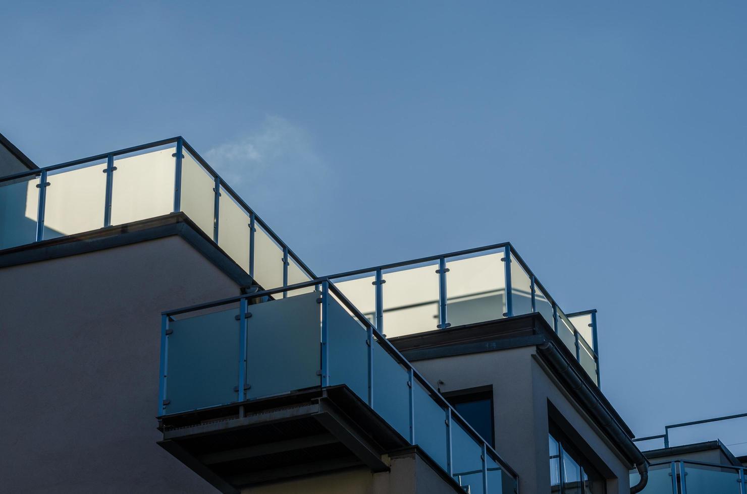 casa con barandilla en la ciudad foto