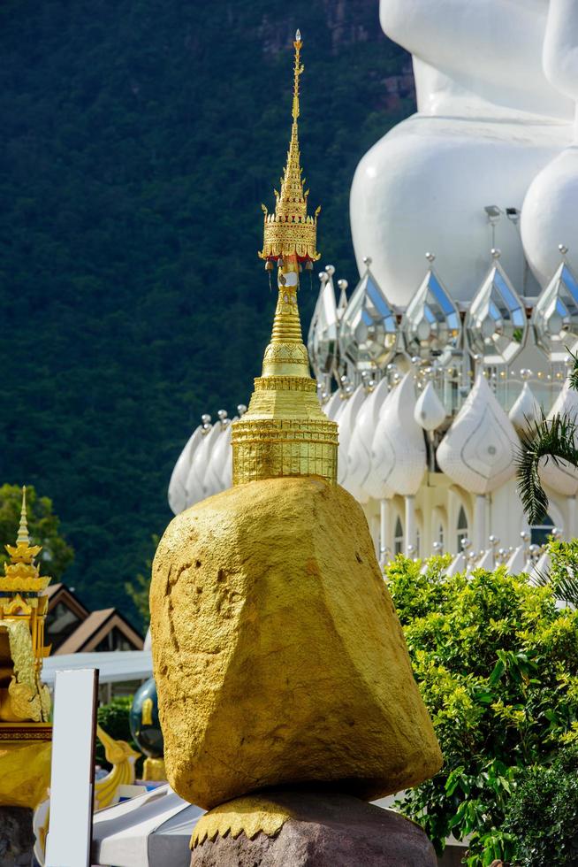 pagoda de piedra dorada en la naturaleza foto