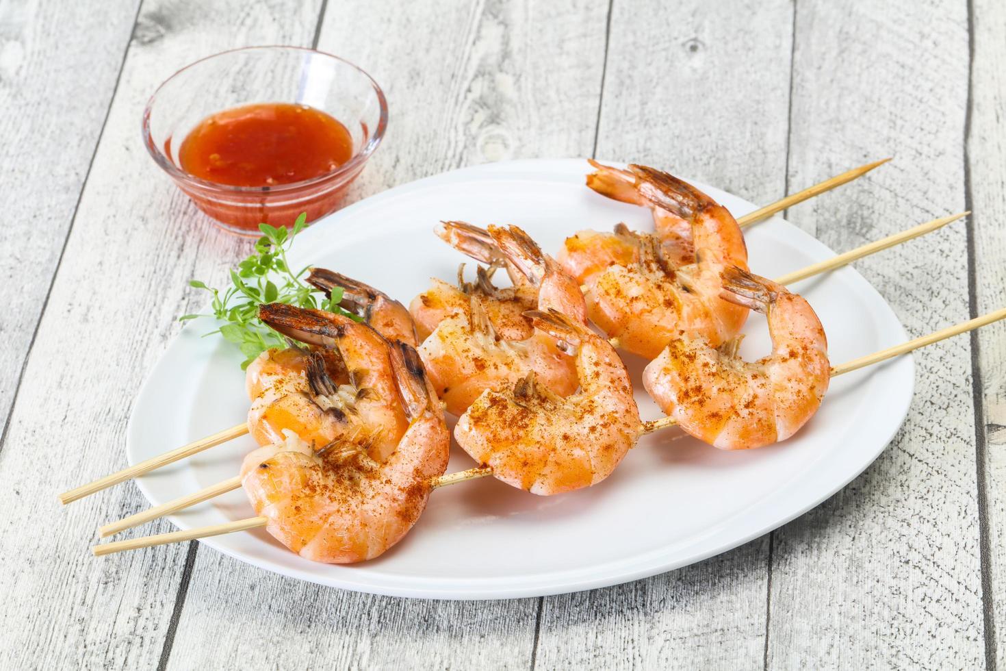 brocheta de gambas a la plancha con salsa foto