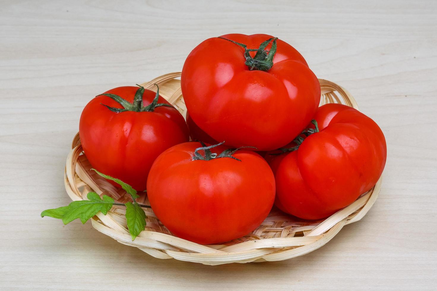 tomate en la cesta foto