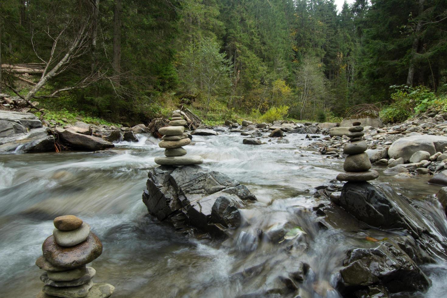 río de montaña con fondo de piedras, bosques y rocas foto