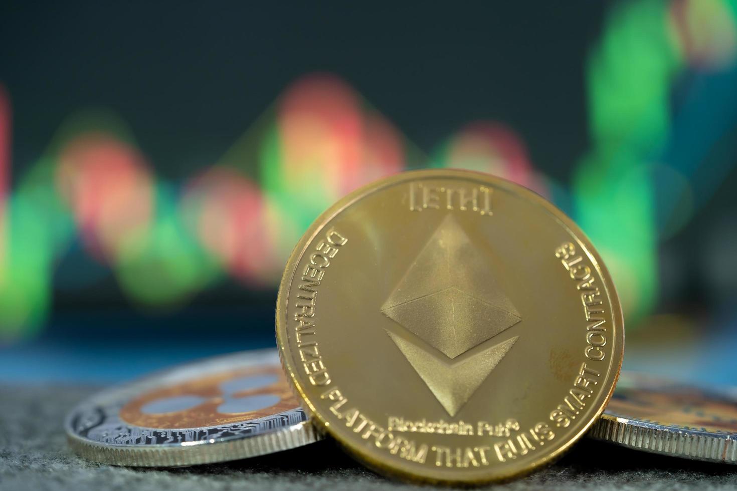 enfoque seleccione y desenfoque golden ethereum eth y bitcoin group cryptocurrency símbolo y gráfico de cotizaciones candelabro en tabletas. use la tecnología cryptocurrency blockchain. con plusvalía, fundamental. foto