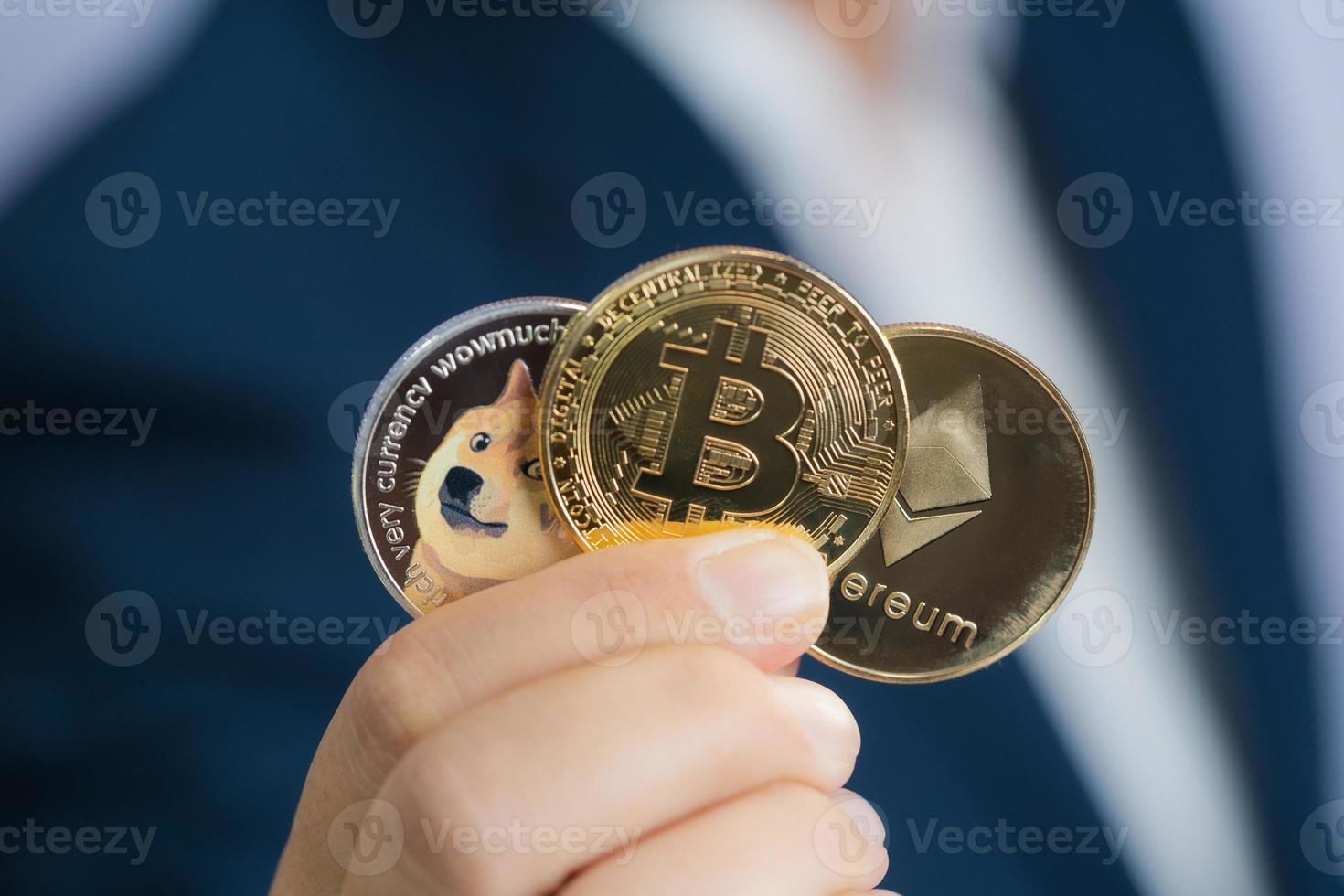 moneda de bitcoin dorada dogecoin doge, grupo ethereum eth incluido con criptomoneda en mano hombre de negocios con traje azul. archivar y poner y dar a mí. foto