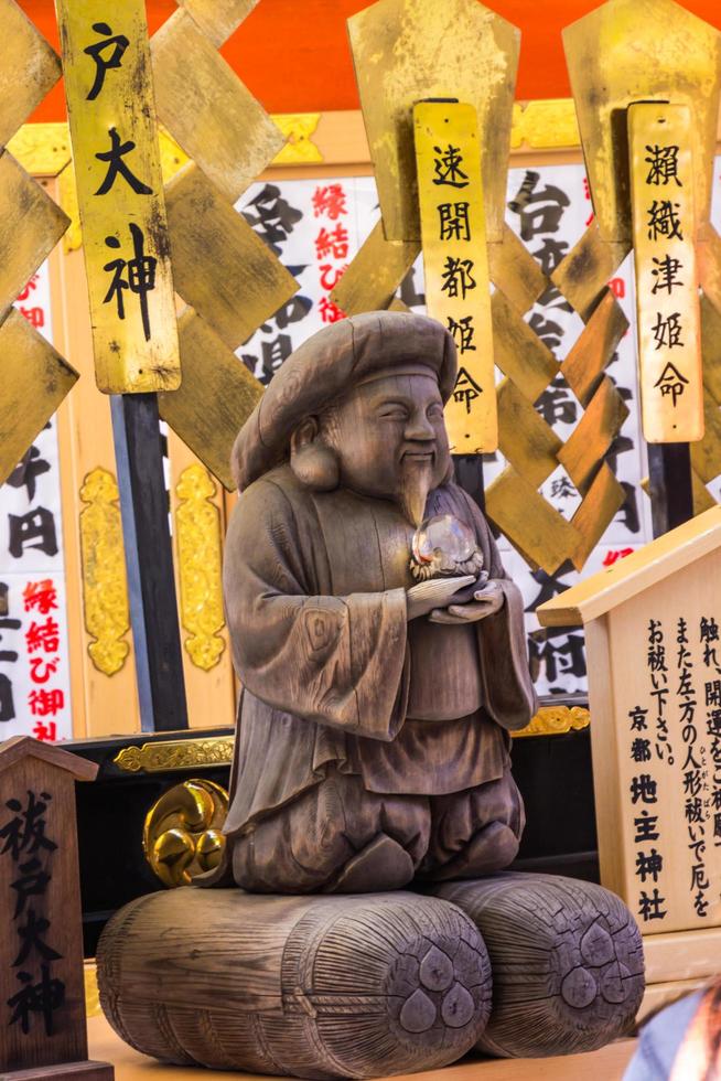 kyoto, japón, 12 de marzo de 2018-turistas en el templo kiyomizu dera foto