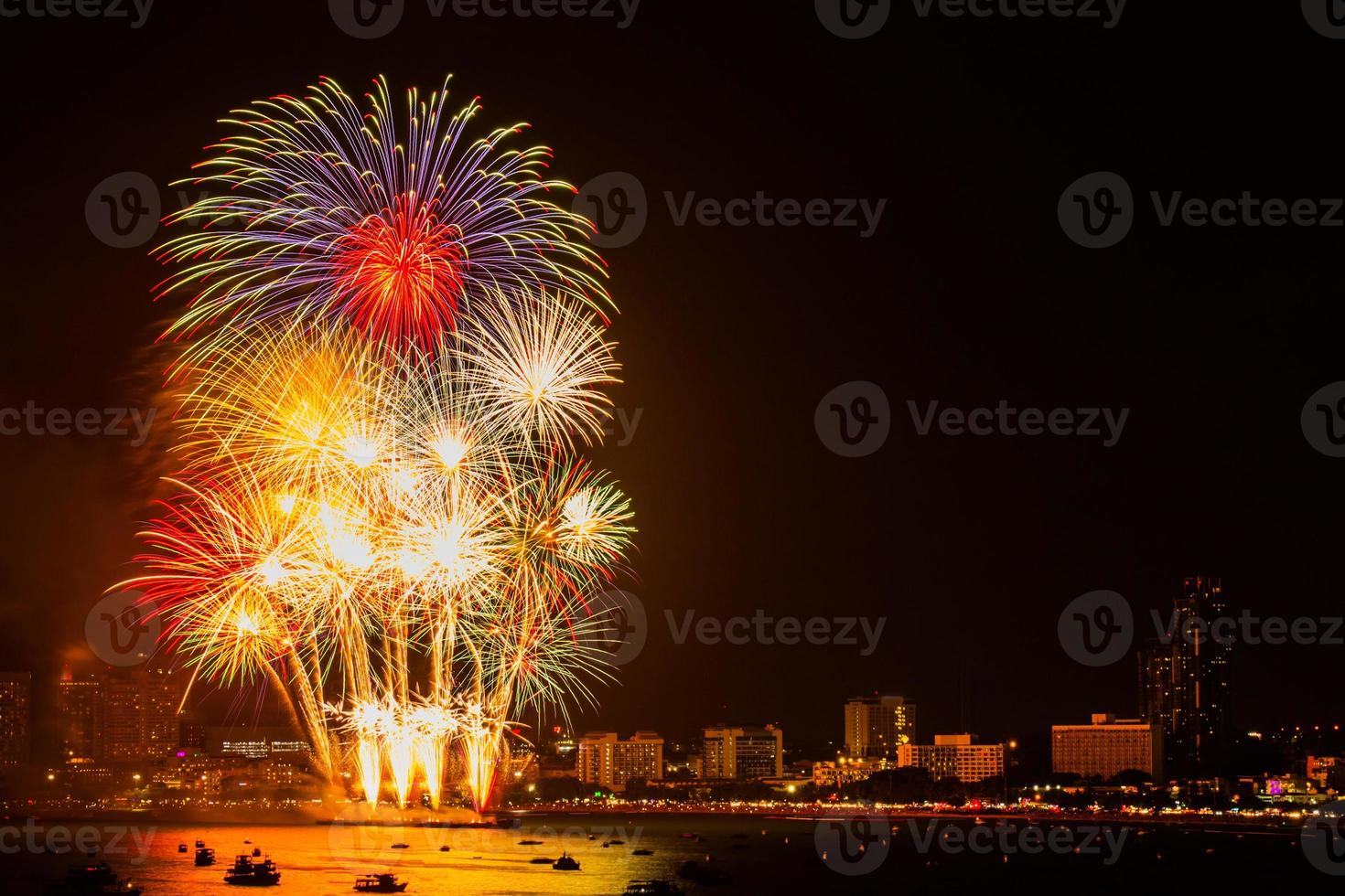 fuegos artificiales coloridos en el fondo de la vista de la ciudad de noche para el festival de celebración. foto