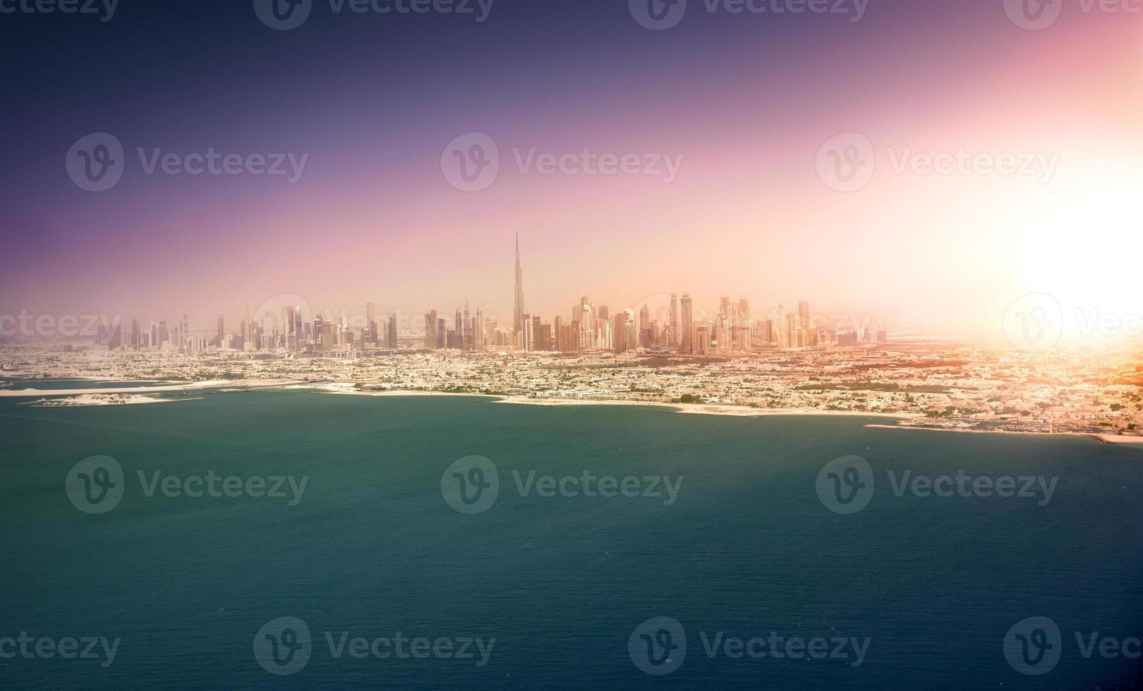 horizonte de dubai al atardecer, emiratos árabes unidos foto