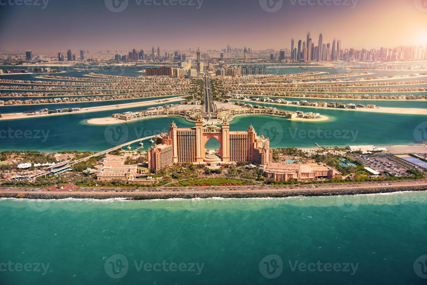 horizonte de dubai al atardecer. vista panorámica desde la isla de palmeras foto