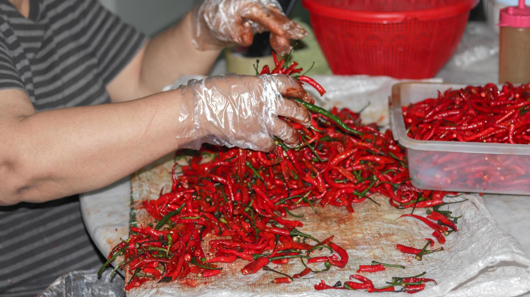 chiles rojos de cerca, chile rojo en el supermercado foto