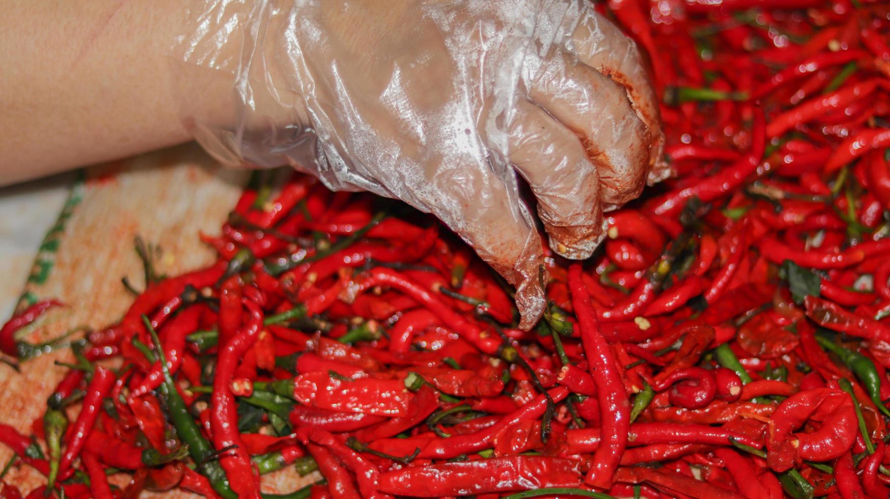 chiles rojos de cerca, chile rojo en el supermercado foto