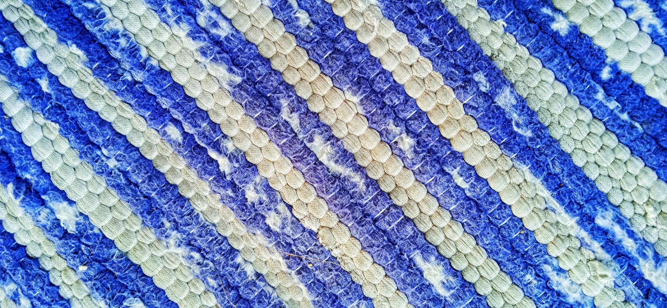 textura de alfombra de tela de rayas rotas y aburridas colores azul marino, gris oscuro y blanco. foto