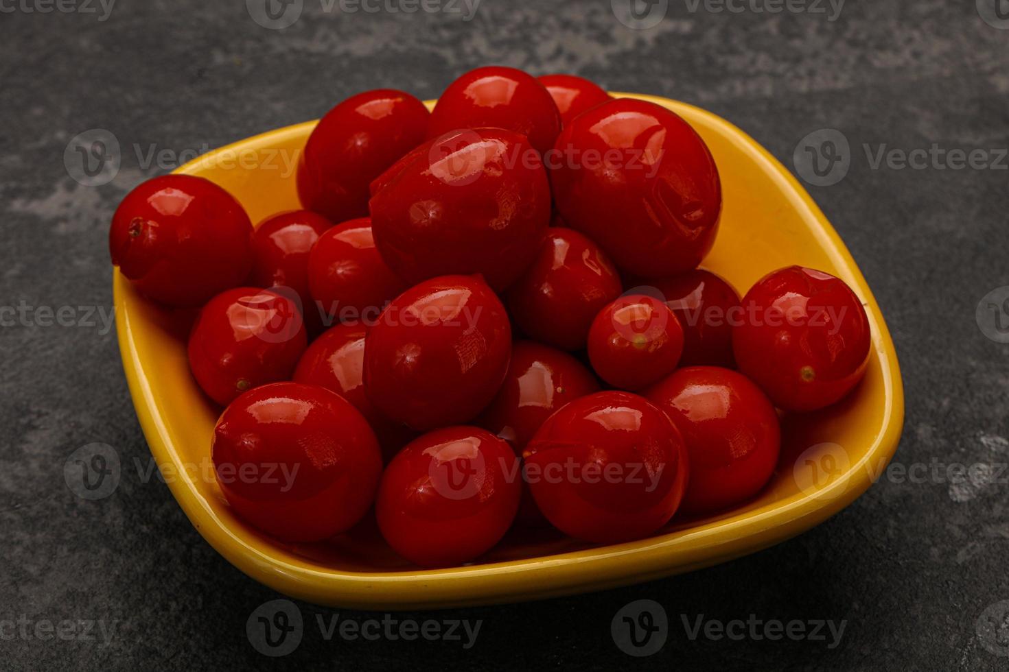 tomates cherry en escabeche en el bol foto