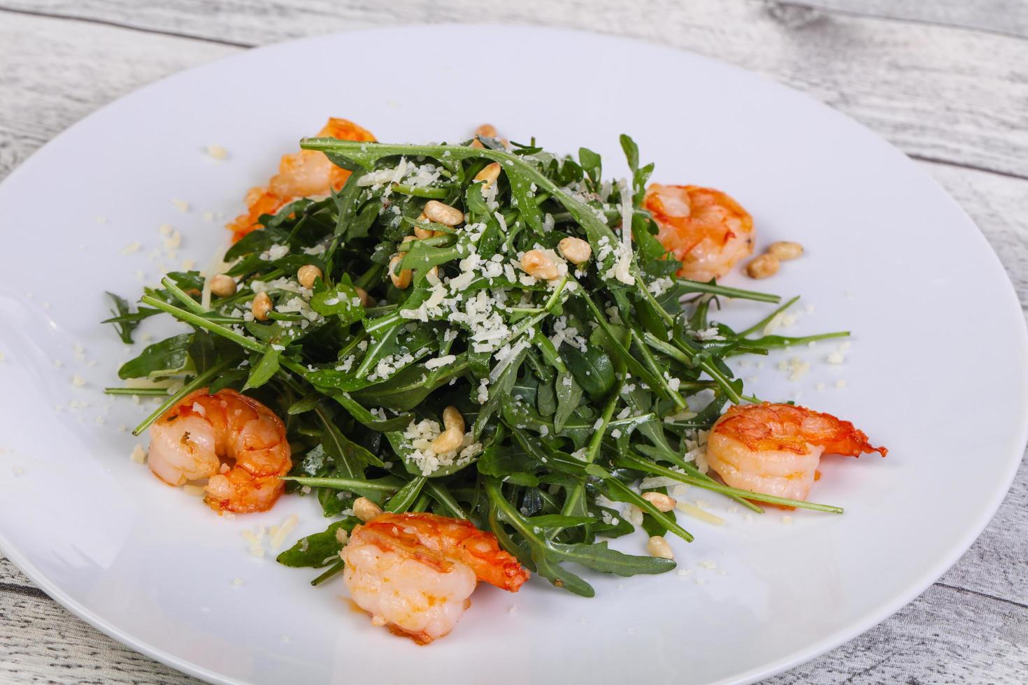 ensalada de rúcula con gambas, queso parmesano foto