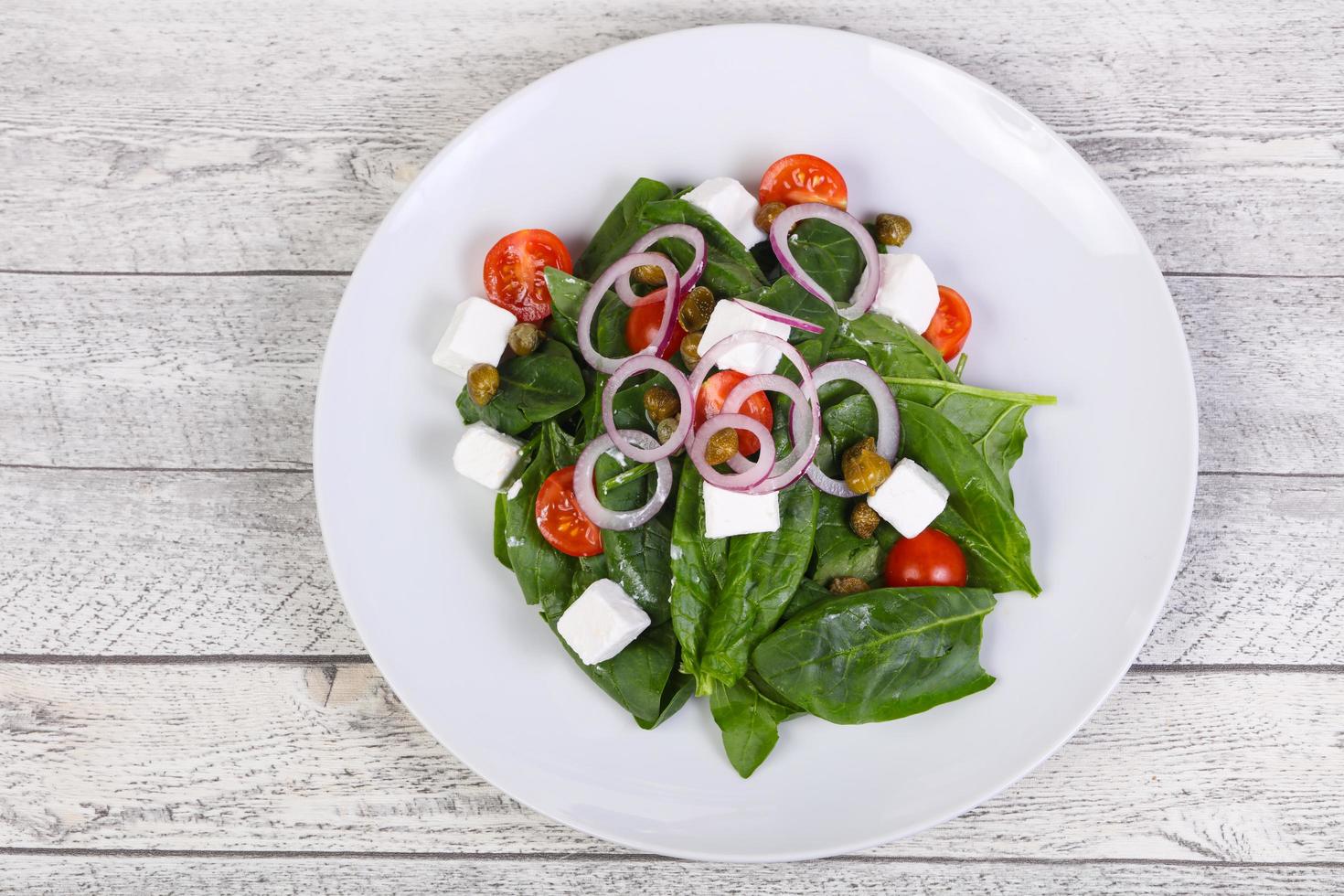 ensalada con queso feta y espinacas foto