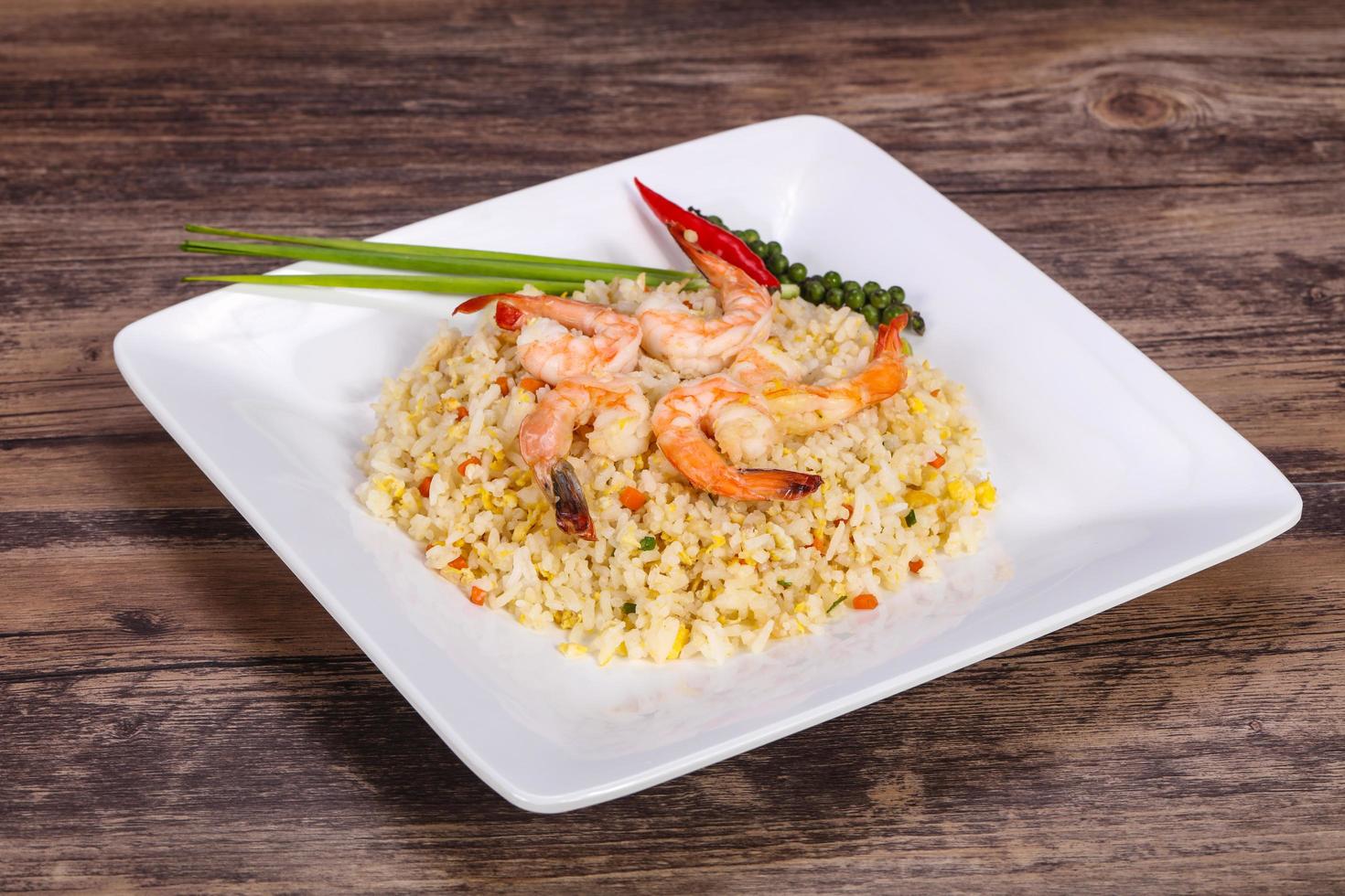 arroz frito estilo thai con gambas foto