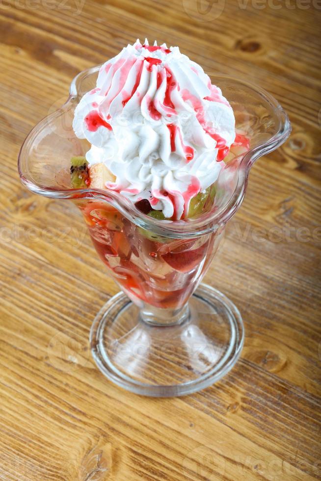 ensalada de frutas en taza foto