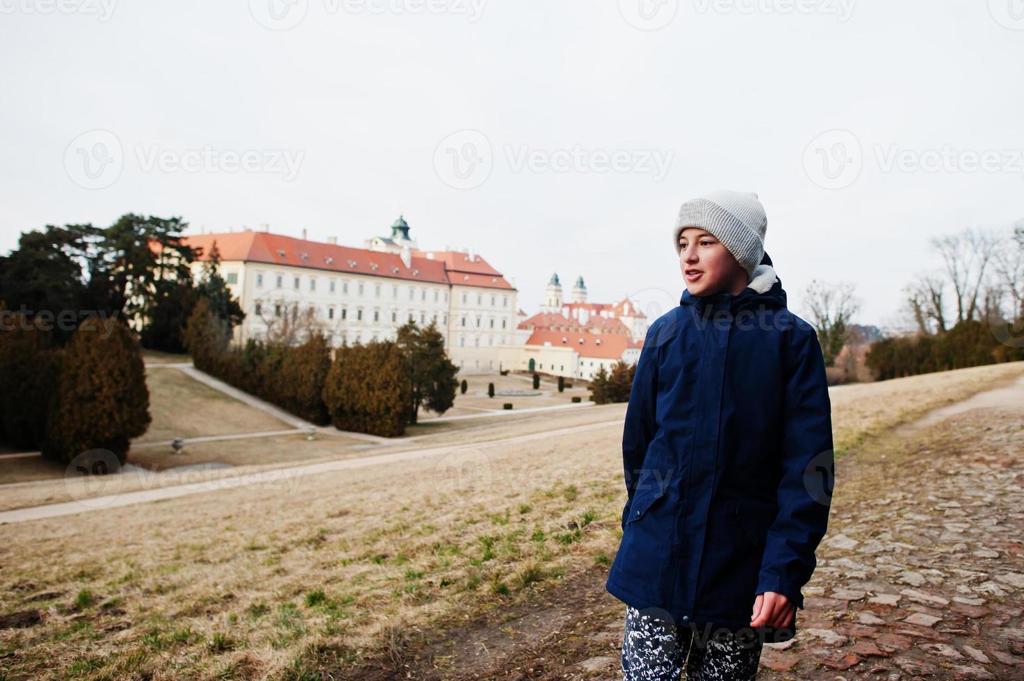 niño turista en el castillo de valtice, república checa. foto