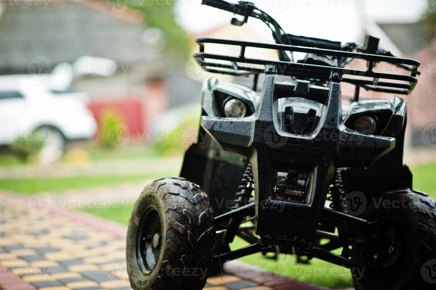 cuatriciclo atv de cuatro ruedas en uso doméstico. foto