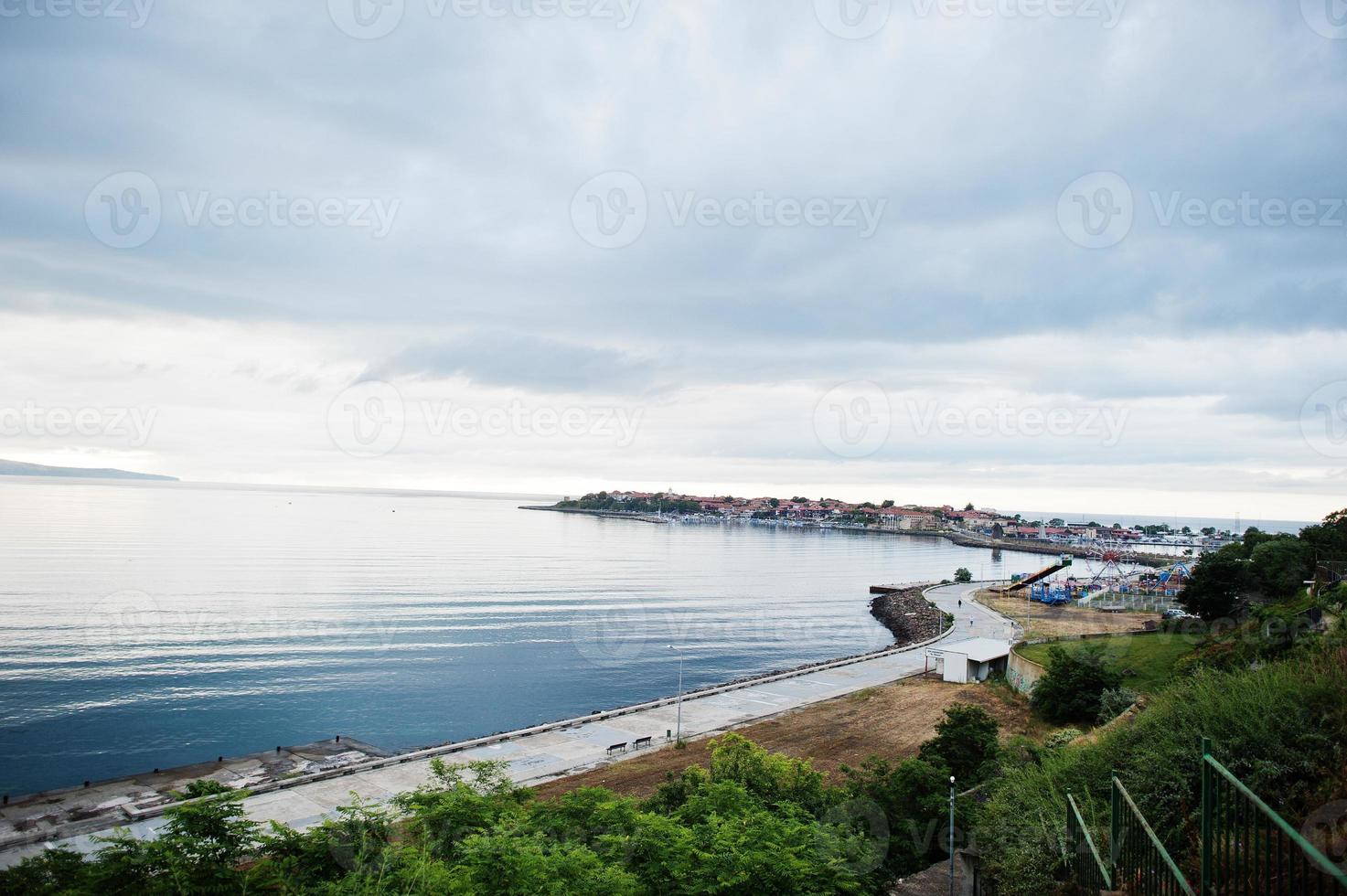 vista sobre la ciudad de nesebar, bulgaria. foto