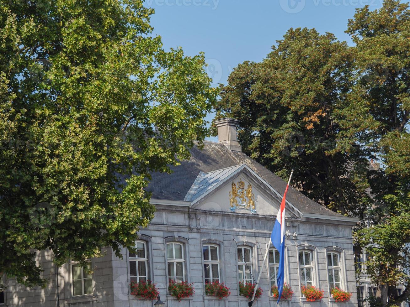 la ciudad de maastricht en el río maas en los países bajos foto