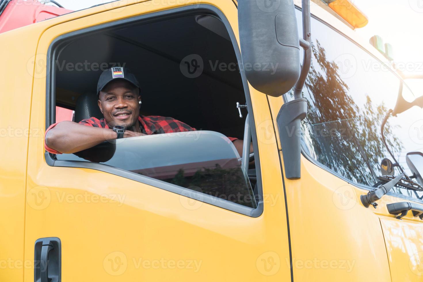 conductor de camión hombre sonriente confiado en el transporte de carga de seguros foto