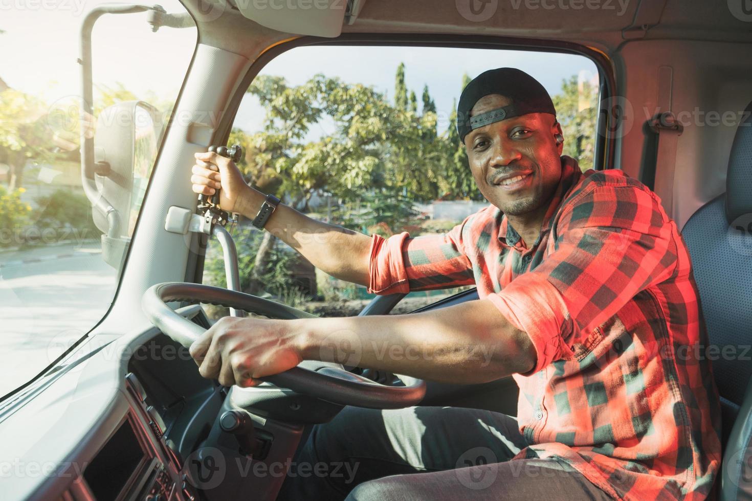 camionero, hombre, sonriente, confiado, en, camión, carga, seguro, y, servicio foto