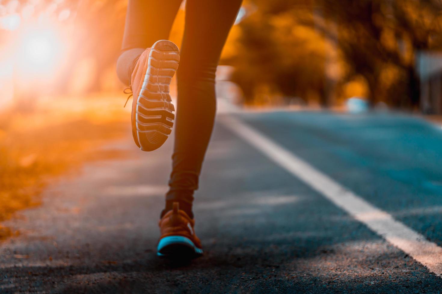 atleta corriendo pies deportivos en el sendero estilo de vida saludable fitness foto