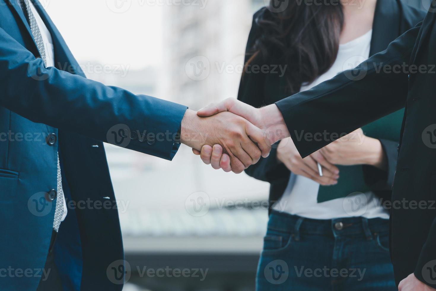 concepto de equipo de éxito y felicidad, apretón de manos de hombre de negocios que termina una reunión foto