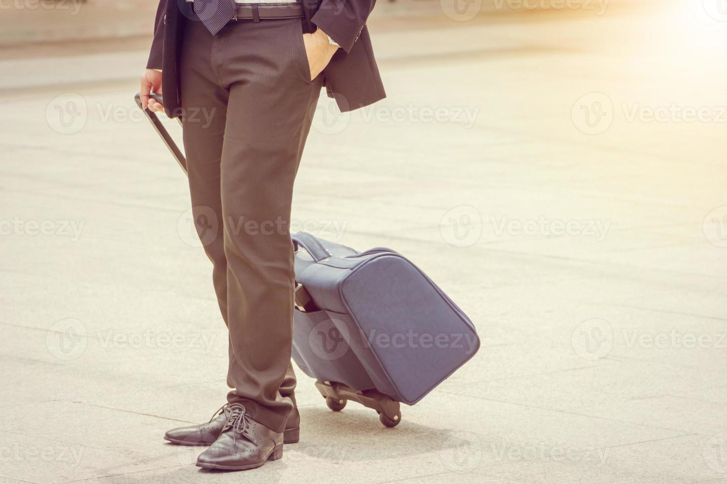 viajero de negocios con equipaje en el fondo de la ciudad foto