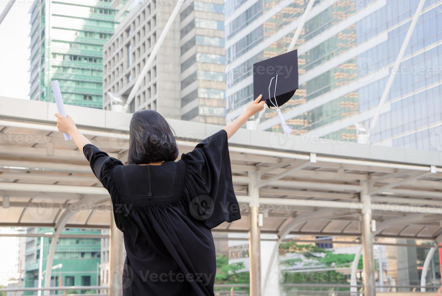 primer plano de un estudiante de posgrado con un diploma, concepto de educación. foto